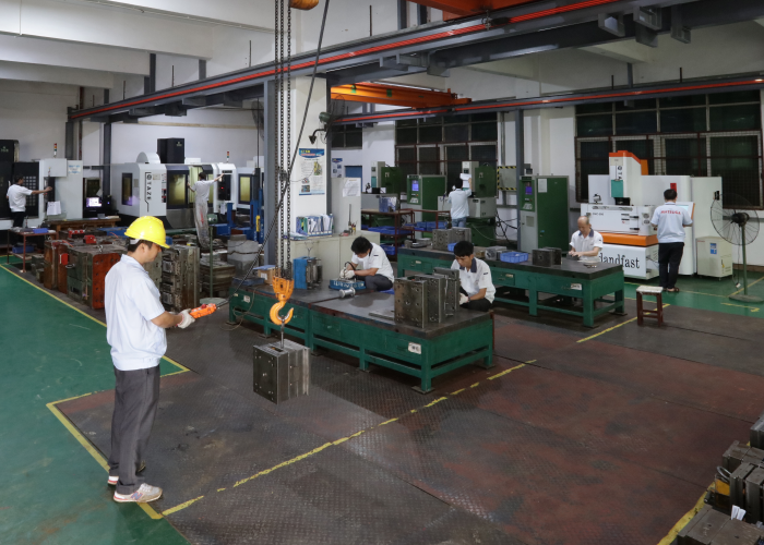 双色注塑模具车间