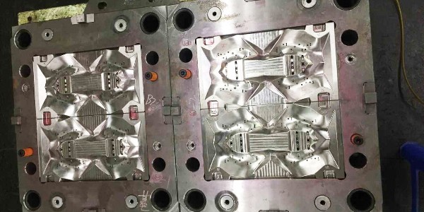 双色塑胶模具厂告诉你双色与二次成型模具的区别（上）