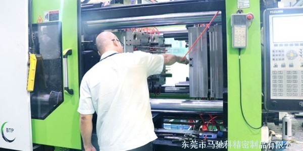 马驰科注塑加工厂,分享双色模具抽芯后，滑块露出导槽外面怎么解决？